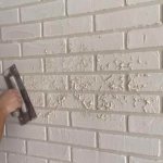 Forming texture on brickwork with a spatula