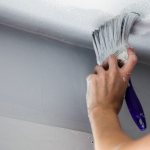 Покраска потолока – недорогой, но эффектный способ обновить внешний вид помещения и украсить его