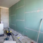 Leveling walls with plasterboard